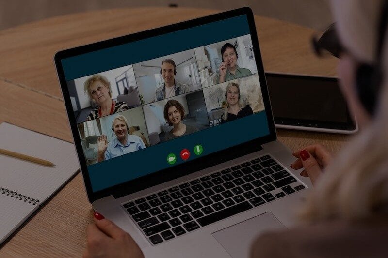 Videoanruf mit mehreren Personen auf Laptop-Bildschirm.